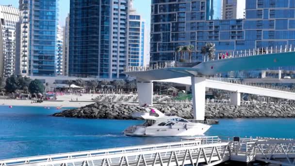 바이의 마리나 지구에 과만의 아름다운 현대식 마천루 유람선 근처를 항해하는 — 비디오