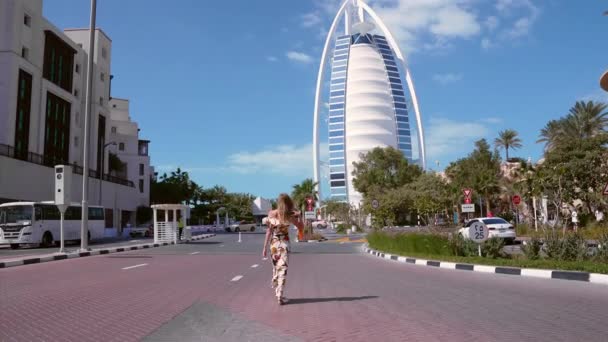 Krásná Dáma Chůze Před Burj Arab Luxusní Hotel Viděn Medinat — Stock video