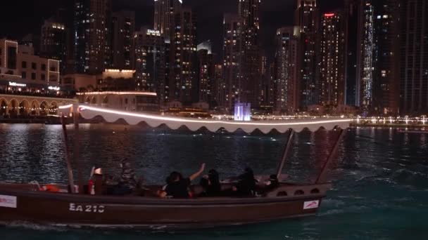 Tradycyjna Łódź Przed Wieżowcem Burdż Khalifa Nocą Dubaju Czekam Pokaz — Wideo stockowe
