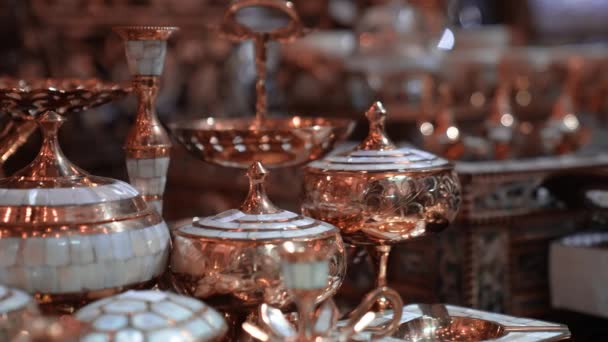 Souvenir Emas Berlapis Set Teh Tradisional Yang Dipajang Atas Meja — Stok Video
