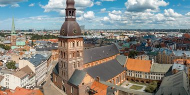 Letonya 'daki Riga eski kasabasının havadan görünüşü. Güzel tarihi binalar ve Kubbe katedrali. Riga 'da yaz.