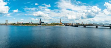 Riga eski kasabasının panoramik manzarası - Letonya 'nın başkenti.