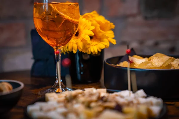 Παραδοσιακό Ιταλικό Απεριτίφ Τυρί Ξηρούς Καρπούς Και Aperol Spritz Ποτό — Φωτογραφία Αρχείου