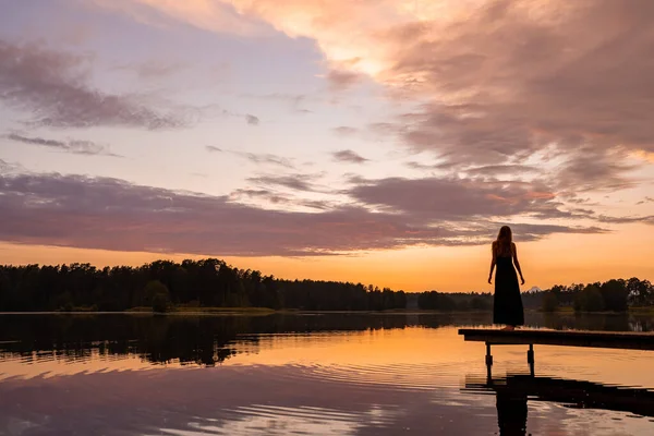 Einsame Mädchensilhouette Bei Sonnenuntergang See Verträumte Dame Die Den Orangefarbenen — Stockfoto