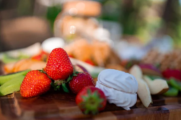 Picknickkorb Auf Einem Holztisch Mit Erdbeeren Entspannen Auf Einem Picknick — Stockfoto