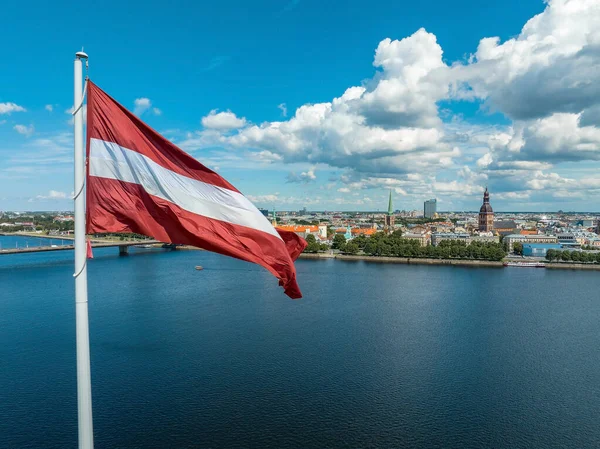 Флаг Латвии Домским Собором Старым Городом Заднем Плане Риге Латвии — стоковое фото