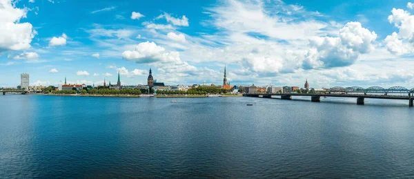 Riga eski kasabasının panoramik manzarası - Letonya 'nın başkenti.