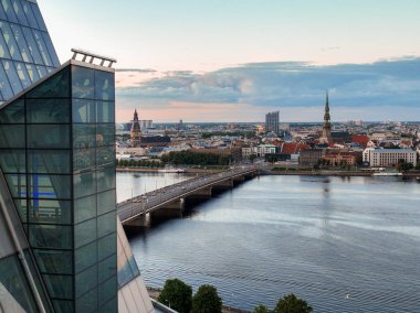 Gün batımında Letonya Ulusal Kütüphanesi 'nin dışı. Riga şehrinin manzarası..