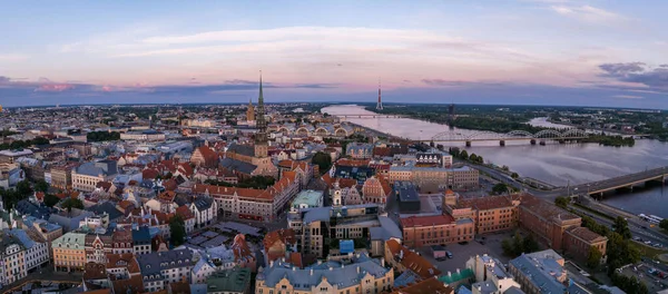 Рижский Городской Пейзаж Латвия Размышлениями Тихой Реке Воздушная Рига Против — стоковое фото