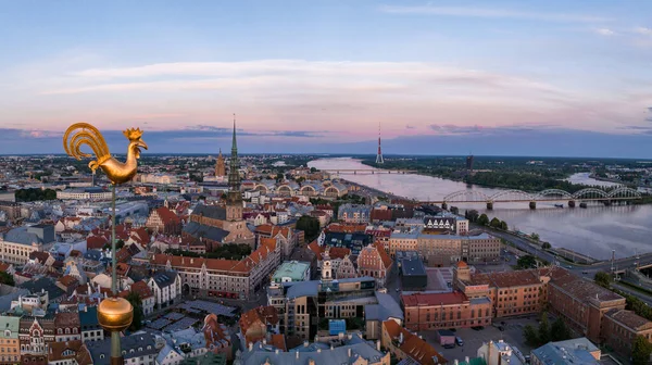Arany Kakas Kupola Tetején Napnyugtakor Riga Felett Gyönyörű Légi Kilátás — Stock Fotó