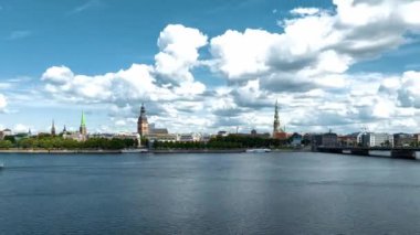 Riga 'nın eski şehrinin havadan manzarası. Güzel güneşli bir gün. Bulutlar şehrin merkezini kaplıyor. Güzel Riga, Letonya.