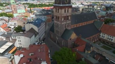 Riga çatılarının hava manzarası, güneşli bir gün mimarisi ve Daugava Nehri manzarasına sahiptir. Riga Kubbesi Katedrali. Kara Kafalar Evi ve Aziz Peters Kilisesi 'nin yakınındaki hava manzarası.