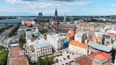 Riga çatılarının hava manzarası, güneşli bir gün mimarisi ve Daugava Nehri manzarasına sahiptir. Riga Kubbesi Katedrali. Kara Kafalar Evi ve Aziz Peters Kilisesi 'nin yakınındaki hava manzarası.