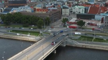 Riga 'nın eski şehrinin havadan manzarası. Güzel güneşli bir gün. Bulutlar şehrin merkezini kaplıyor. Güzel Riga, Letonya.