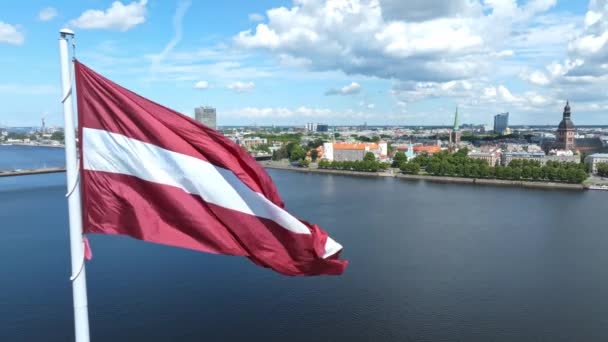 Bandera Letonia Con Catedral Cúpula Casco Antiguo Fondo Riga Letonia — Vídeos de Stock