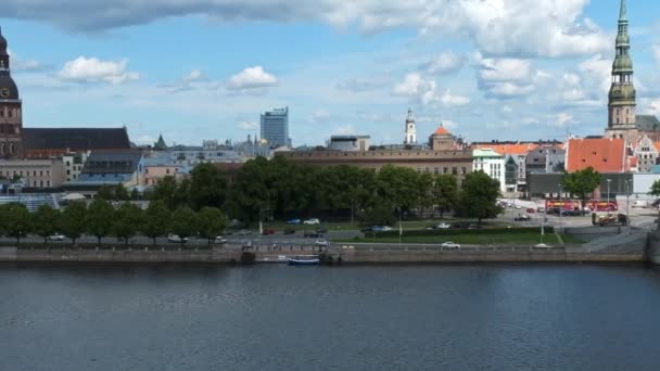 里加古城的空中景观 阳光灿烂的天气 云彩笼罩市中心 美丽的里加 拉脱维亚 — 图库视频影像