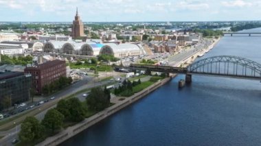 Riga 'nın eski şehrinin havadan manzarası. Güzel güneşli bir gün. Bulutlar şehrin merkezini kaplıyor. Güzel Riga, Letonya.