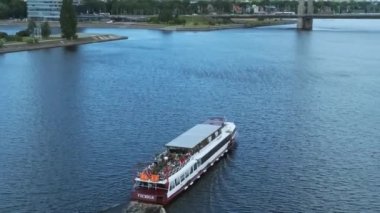 Yürüyen gemi Daugava nehrinde yüzüyor, arka planda yaşlı Riga 'nın panoramik manzarası. Riga nehrinin aşağısına yelken açıyor..