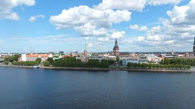 Riga 'nın eski şehrinin havadan manzarası. Güzel güneşli bir gün. Bulutlar şehrin merkezini kaplıyor. Güzel Riga, Letonya.