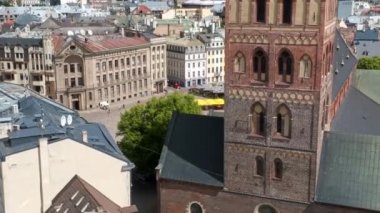 Riga çatılarının hava manzarası, güneşli bir gün mimarisi ve Daugava Nehri manzarasına sahiptir. Riga Kubbesi Katedrali. Kara Kafalar Evi ve Aziz Peters Kilisesi 'nin yakınındaki hava manzarası.