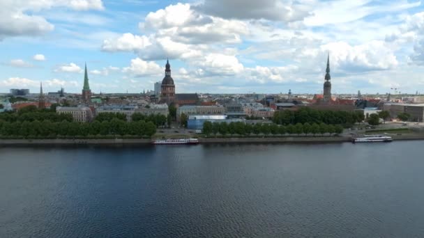 Paisagem Cidade Velha Riga Belo Dia Ensolarado Com Nuvens Passando — Vídeo de Stock