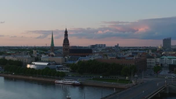 里加古城的空中景观 阳光灿烂的天气 云彩笼罩市中心 美丽的里加 拉脱维亚 — 图库视频影像