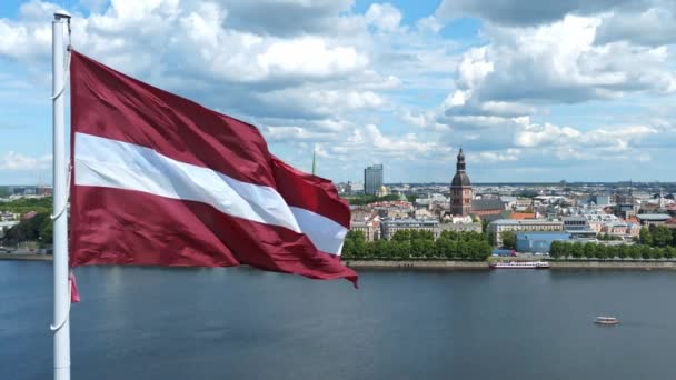 Zpomalení Pohybu Lotyšské Vlajky Katedrálou Dome Staré Město Pozadí Rize — Stock video
