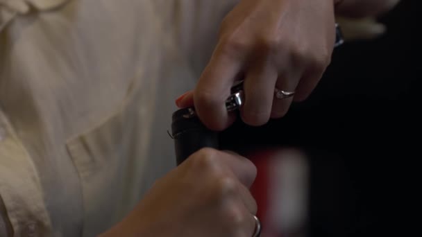 Руки Женщины Открывают Бутылку Белого Вина Штопором Закрыть Бутылку Вина — стоковое видео