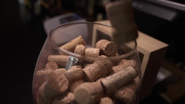 Πτώση Φελλοί Κρασιού Από Μπουκάλια Κρασιού Ένα Γυάλινο Βάζο Έννοια — Αρχείο Βίντεο
