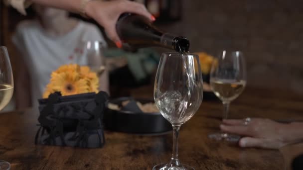 Vin Verser Vin Blanc Dans Verre Bouteille Caméra Déplace Autour — Video