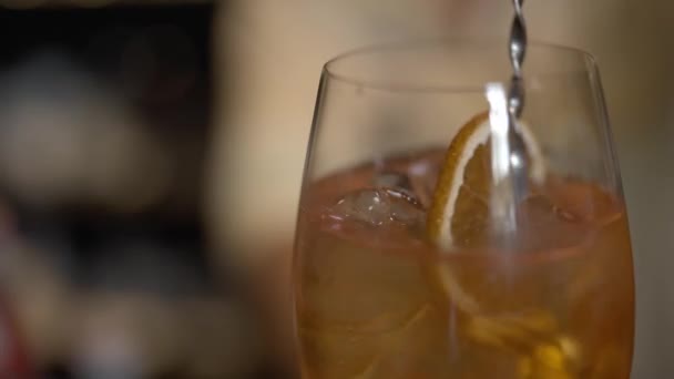 Bartendern Häller Aperol Till Cocktailen Aperol Spritz Närbild Bartender Göra — Stockvideo