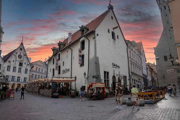 Мужчины Женщины Путешествуют Ресторанам Старом Городе Таллинна Люди Ходят Булыжнику — стоковое фото