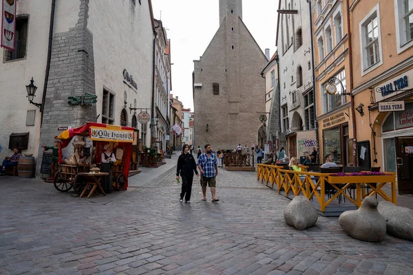 Male Female Travelers Exploring Cafes Restaurants Tallinn Old Town People — Stockfoto