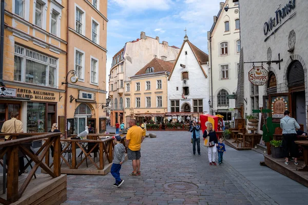 Tourists Exploring Cafes Restaurants Tallinn Old Town People Walking Cobblestone — Stockfoto