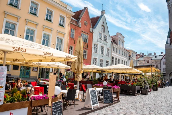 Male Female Tourists Exploring Restaurants Market Tallinn People Having Leisure — Stockfoto