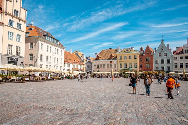 Male Female Tourists Wandering Market City Square Tallinn People Walking — Stok fotoğraf