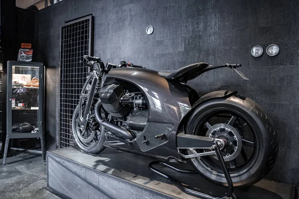 Modernes Motorrad Auf Rack Rack Gegen Graue Wand Restaurant Motorrad — Stockfoto