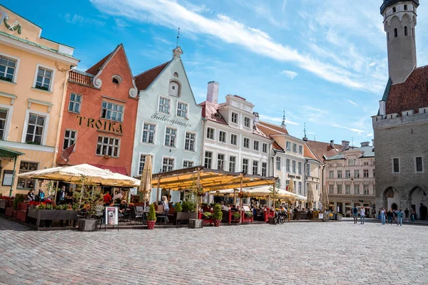 Male Female Travelers Exploring Market Sky Tallinn People Walking Cobblestone — Fotografia de Stock