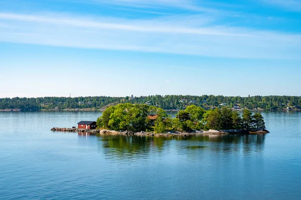 在蓝天的映衬下 岛上房屋的宜人景色 波罗的海群岛的风景如画 瑞典自然景观优美的生活方式观 — 图库照片