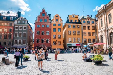 Stortorget (Büyük Meydan), Stockholm 'ün orta kesimindeki Gamla Stan' de, güneşli bir günde başkentte ünlü bir turistik merkezdir..