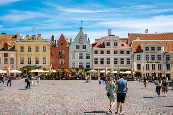 Férfi Női Turisták Felfedezik Piacot Napsütéses Napokon Tallinnban Emberek Sétálnak — Stock Fotó