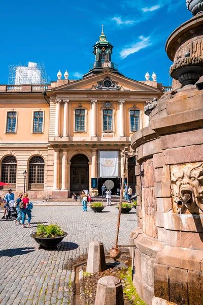 Tourists Exploring Nobel Prize Museum City Square Stockholm Architectural Fountain — Stock Photo, Image