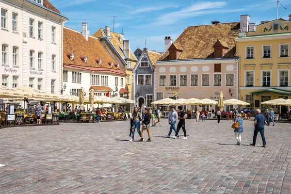 Male Female Travelers Exploring Market City Square Tallinn People Walking — Fotografia de Stock