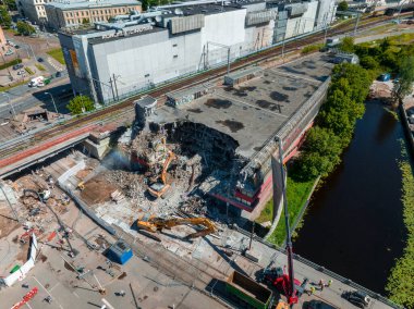 Riga 'nın merkezindeki Titanik binasının yıkımı, Baltica tren istasyonuna hazırlanmak için bir otopark.