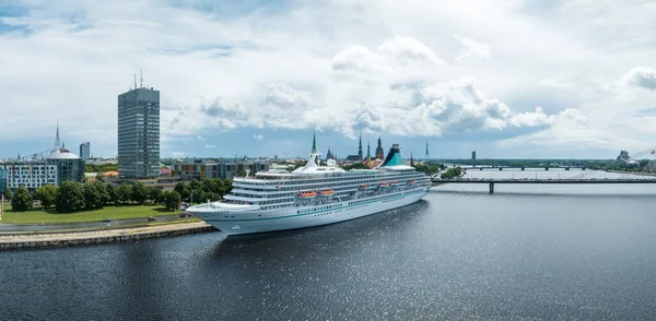 Beautiful Cruise Ship Docked Riga Latvia Old Town Bridge Cruise — Foto Stock