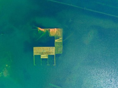 Kireç taşını çıkarmak için terk edilmiş bir taş ocağı. Güzel doğa, Estonya 'da cazibe. Yaz sezonu. Hava Rummu taş ocağı gölü, ortasında sualtı hapishanesi var.