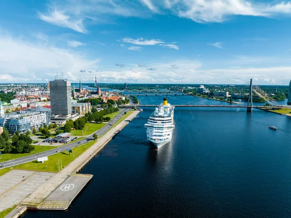 Veduta Aerea Della Grande Nave Crociera Attraccata Nel Porto Riga — Foto Stock
