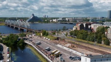 Riga 'nın güzel hava merkezi manzarası. Riga 'nın eski bir kasabası. Eski kasabanın ortasında Domes Katedrali' nin olduğu bir yaz günü..