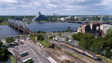 Riga 'nın güzel hava merkezi manzarası. Riga 'nın eski bir kasabası. Eski kasabanın ortasında Domes Katedrali' nin olduğu bir yaz günü..