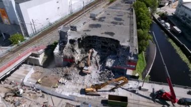 Riga 'nın merkezindeki Titanik binasının yıkımı, Baltica tren istasyonuna hazırlanmak için bir otopark.